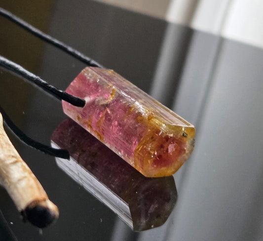 Atemberaubender Rubellit Turmalin Bicolor pink rot gelb Rohstein Stäbchen Anhänger, 29 x 15 x 13 gebohrt, an verstellbarem Lederband