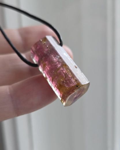 Atemberaubender Rubellit Turmalin Bicolor pink rot gelb Rohstein Stäbchen Anhänger, 29 x 15 x 13 gebohrt, an verstellbarem Lederband