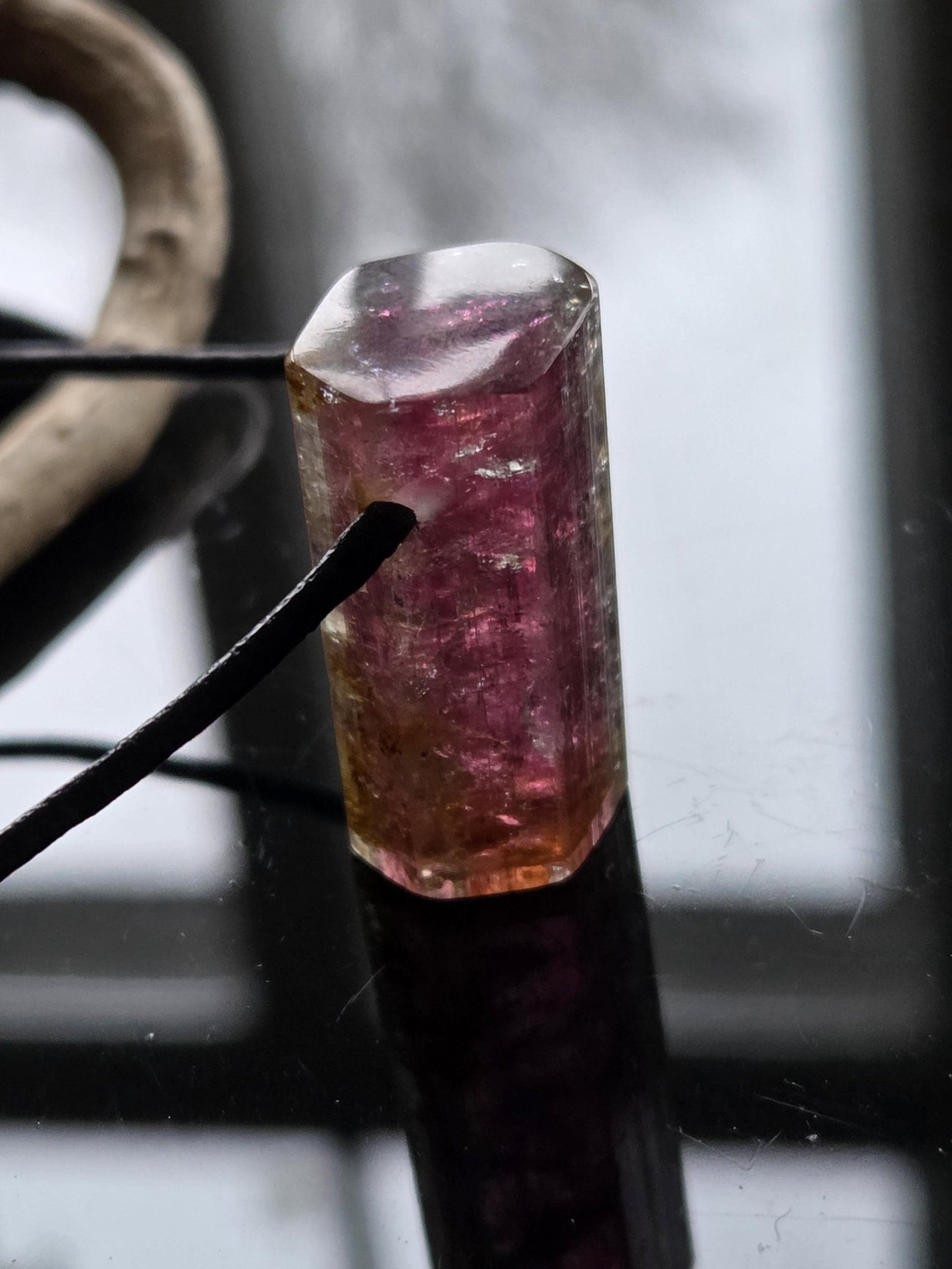 Atemberaubender Rubellit Turmalin Bicolor pink rot gelb Rohstein Stäbchen Anhänger, 29 x 15 x 13 gebohrt, an verstellbarem Lederband