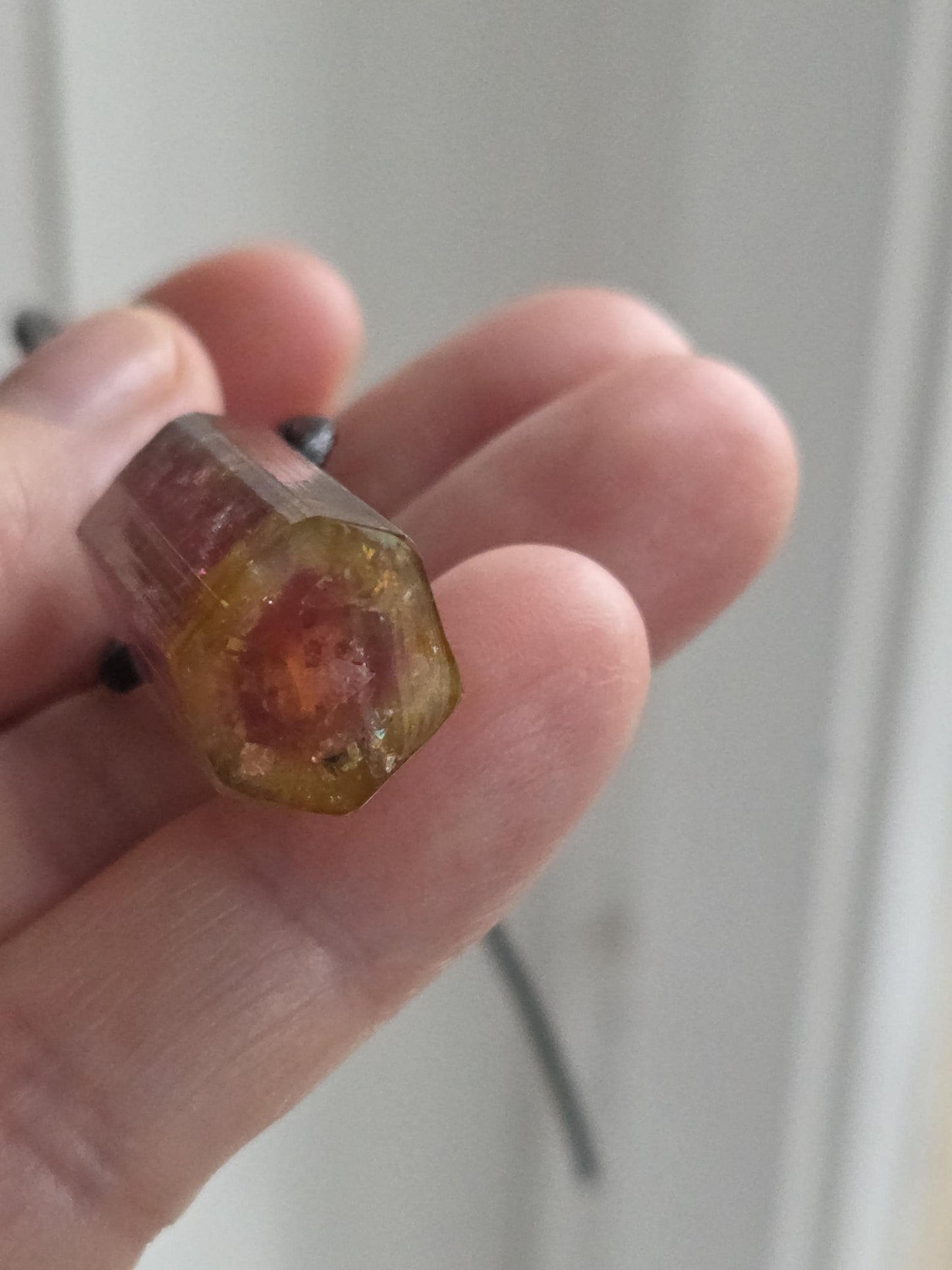 Atemberaubender Rubellit Turmalin Bicolor pink rot gelb Rohstein Stäbchen Anhänger, 29 x 15 x 13 gebohrt, an verstellbarem Lederband