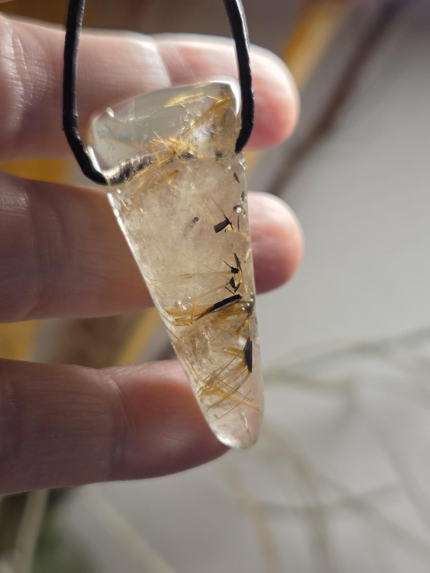 Gold Rutil Quarz Goldrutilquarz mit Pyrit Einschluss, Anhänger, 47 x 20 x 11 mm, an verstellbarem Lederband