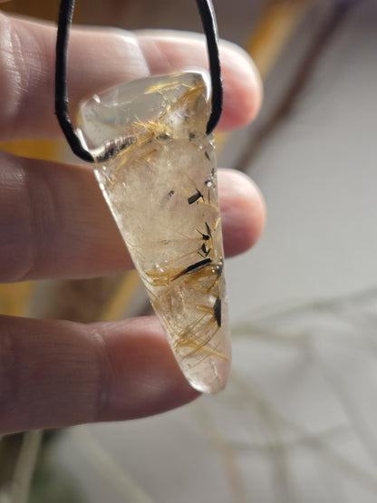 Gold Rutil Quarz Goldrutilquarz mit Pyrit Einschluss, Anhänger, 47 x 20 x 11 mm, an verstellbarem Lederband