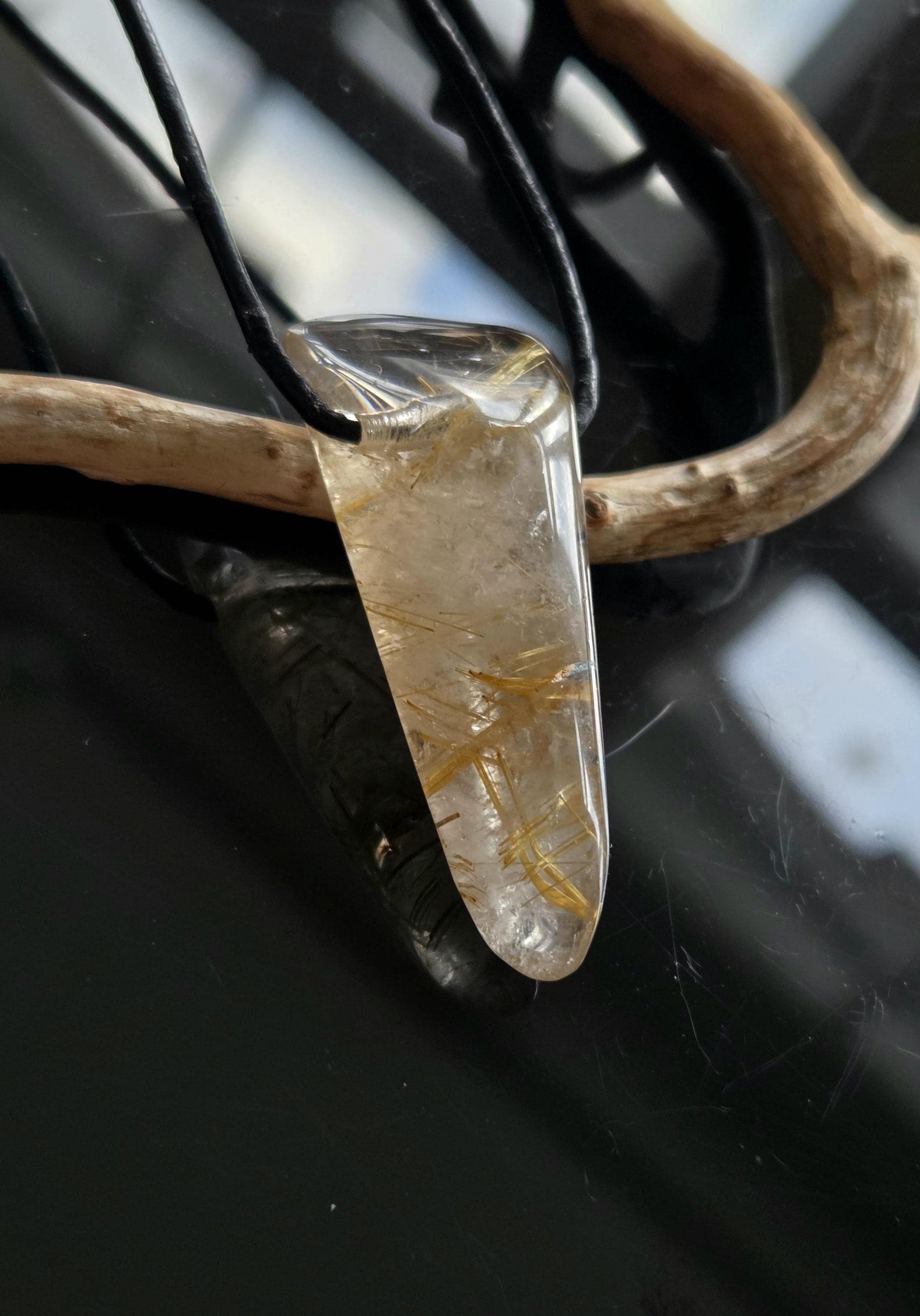 Gold Rutil Quarz Goldrutilquarz mit Pyrit Einschluss, Anhänger, 47 x 20 x 11 mm, an verstellbarem Lederband