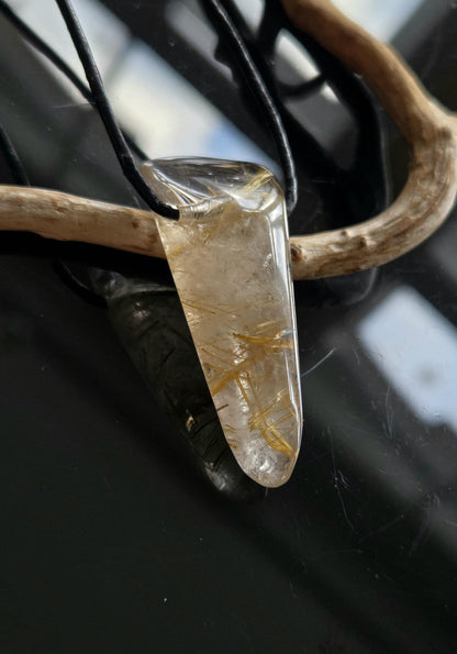 Gold Rutil Quarz Goldrutilquarz mit Pyrit Einschluss, Anhänger, 47 x 20 x 11 mm, an verstellbarem Lederband