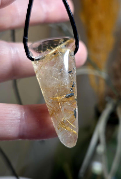 Gold Rutil Quarz Goldrutilquarz mit Pyrit Einschluss, Anhänger, 47 x 20 x 11 mm, an verstellbarem Lederband