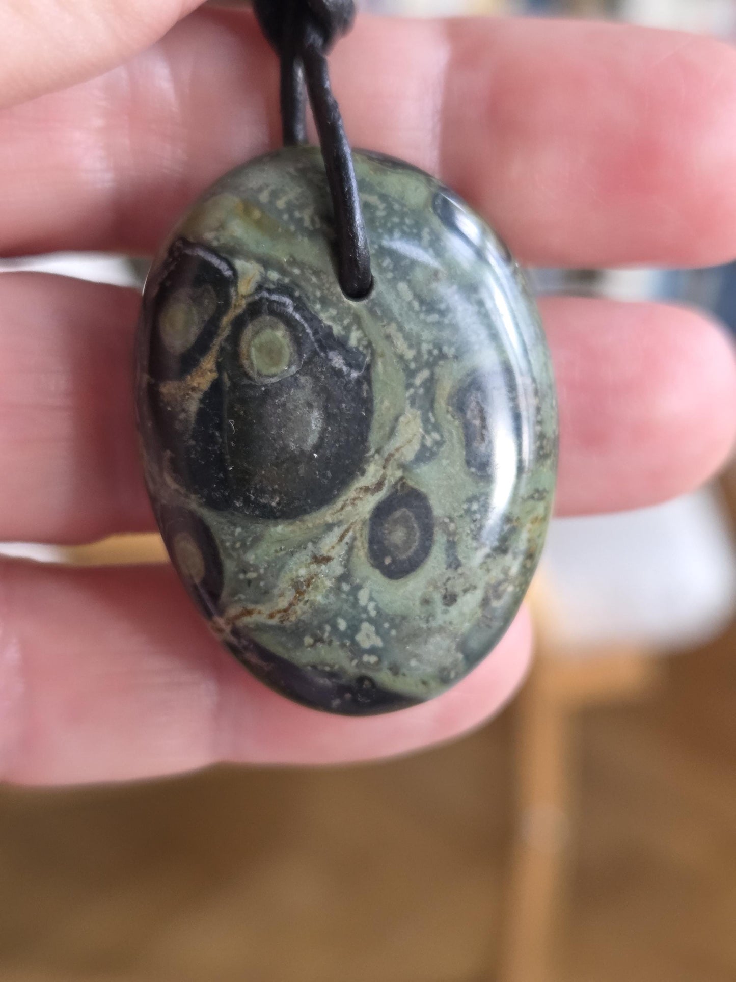 Eldarit Andromedanebel Stein Anhänger, 35 x 28 x 8 mm, gebohrt, an verstellbarem Lederband