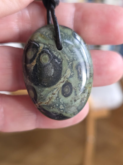 Eldarit Andromedanebel Stein Anhänger, 35 x 28 x 8 mm, gebohrt, an verstellbarem Lederband