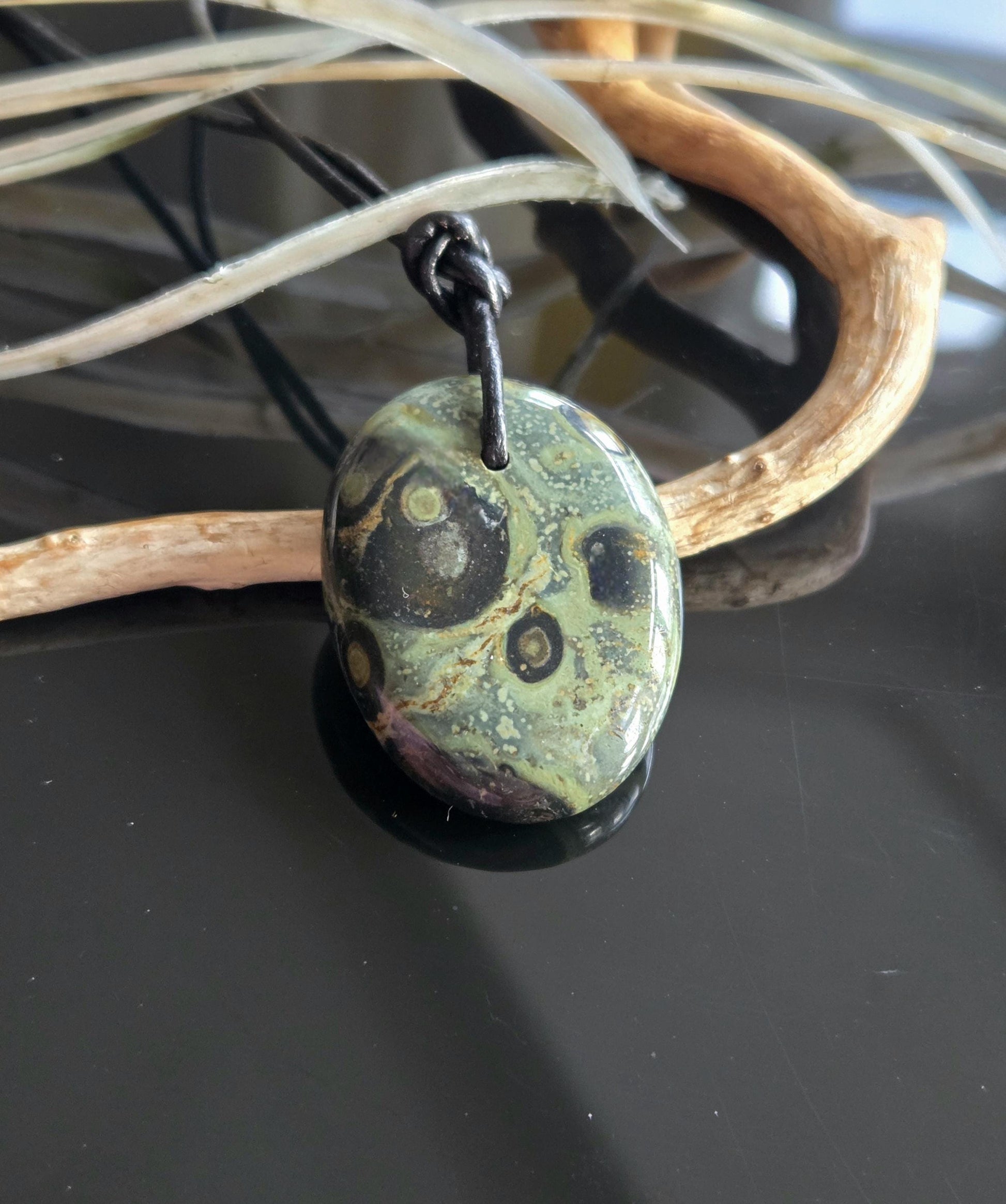 Eldarit Andromedanebel Stein Anhänger, 35 x 28 x 8 mm, gebohrt, an verstellbarem Lederband