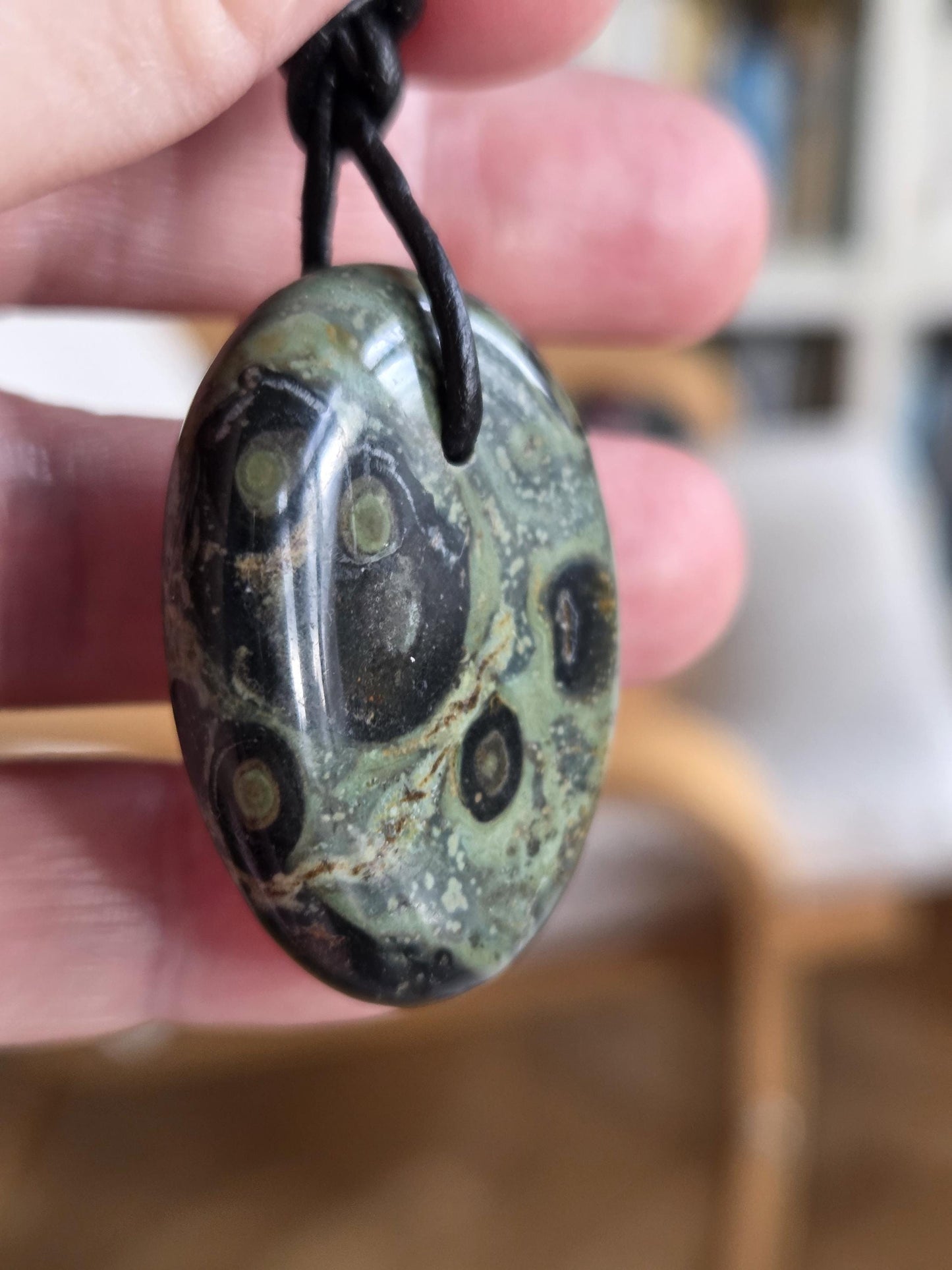 Eldarit Andromedanebel Stein Anhänger, 35 x 28 x 8 mm, gebohrt, an verstellbarem Lederband