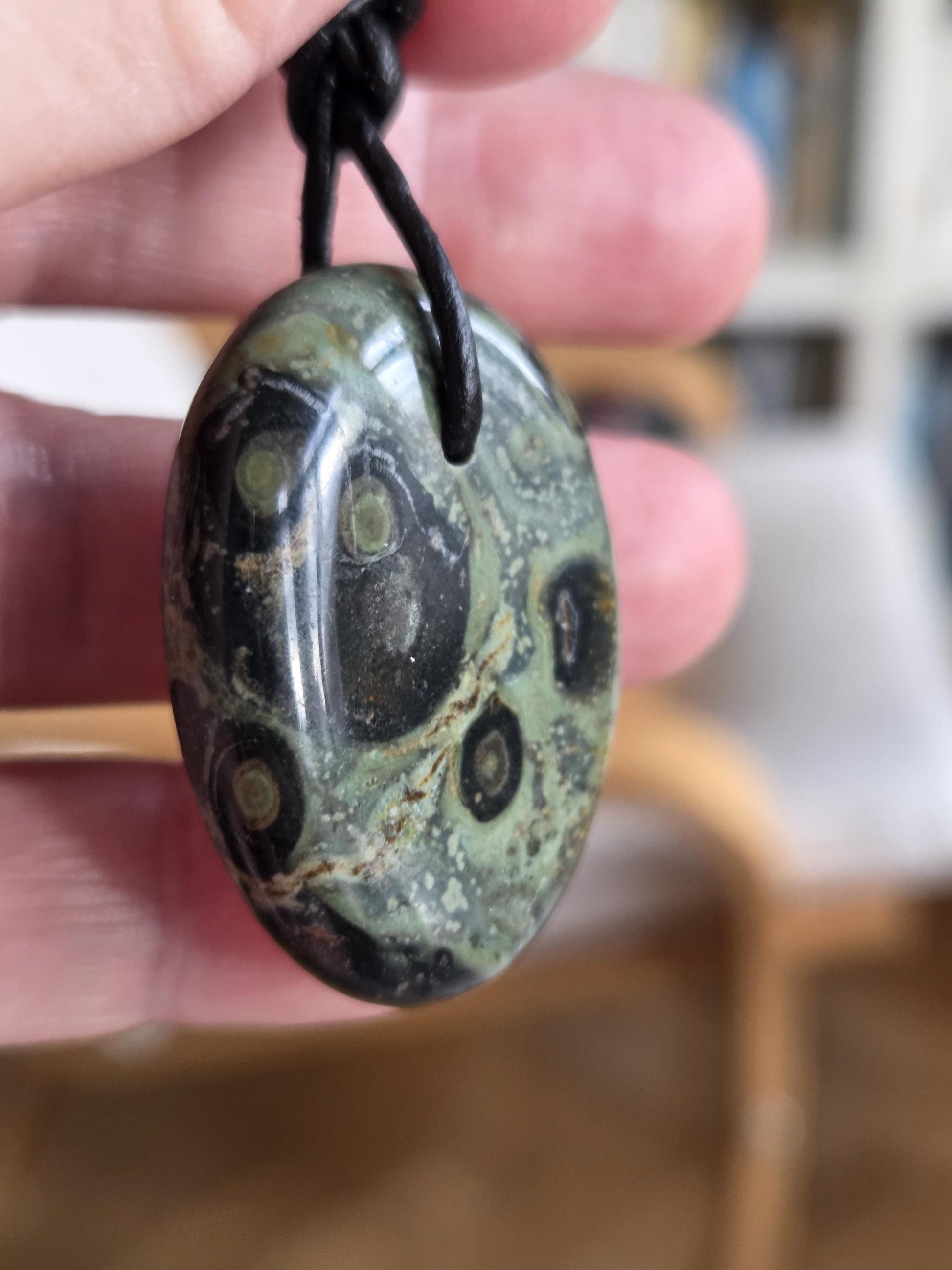 Eldarit Andromedanebel Stein Anhänger, 35 x 28 x 8 mm, gebohrt, an verstellbarem Lederband