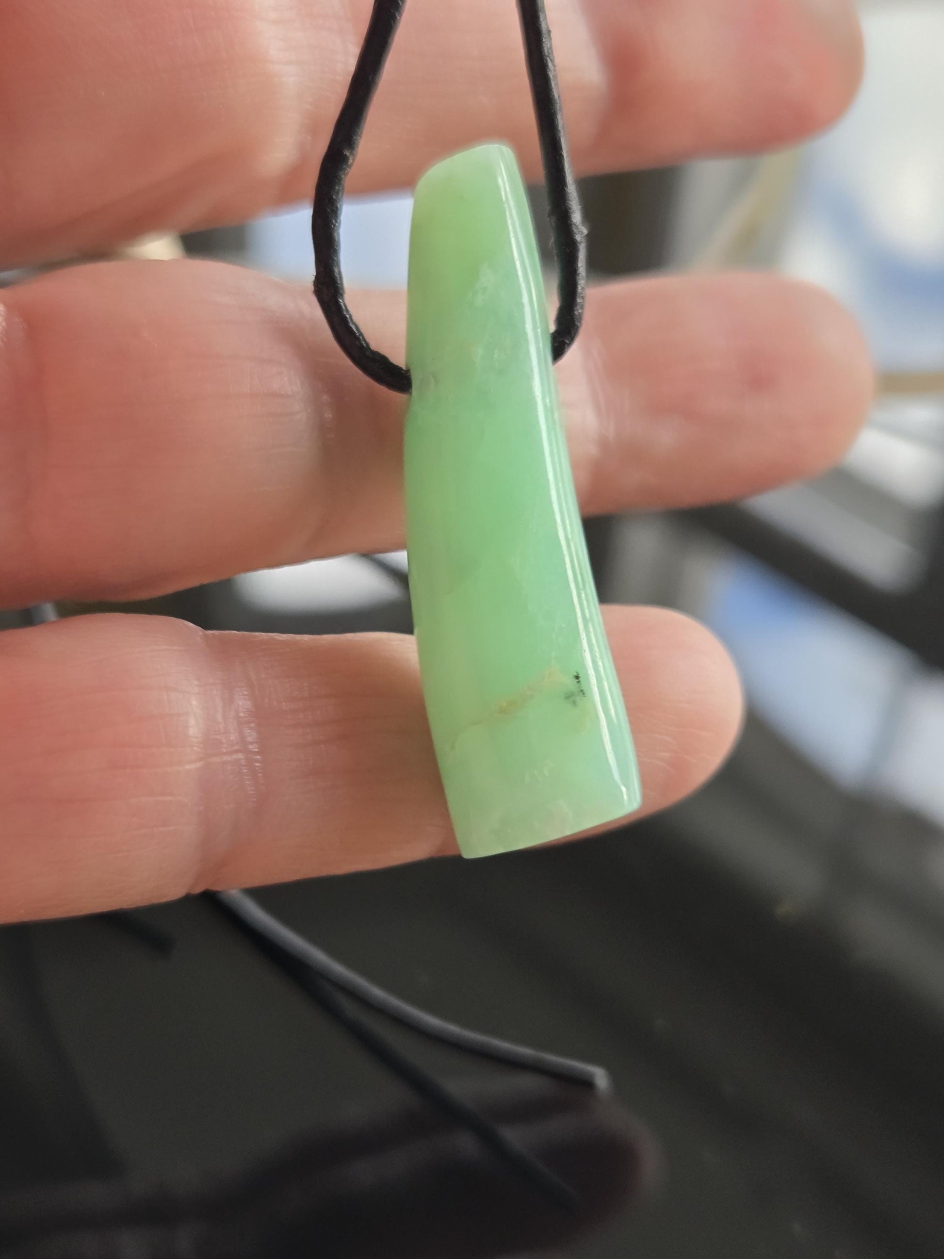 Außergewöhnlicher Chrysopras Anhänger, 40 x 12 x 10 mm, gebohrt, an verstellbarem Lederband