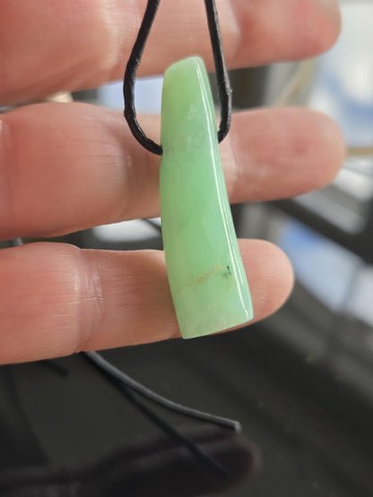 Außergewöhnlicher Chrysopras Anhänger, 40 x 12 x 10 mm, gebohrt, an verstellbarem Lederband