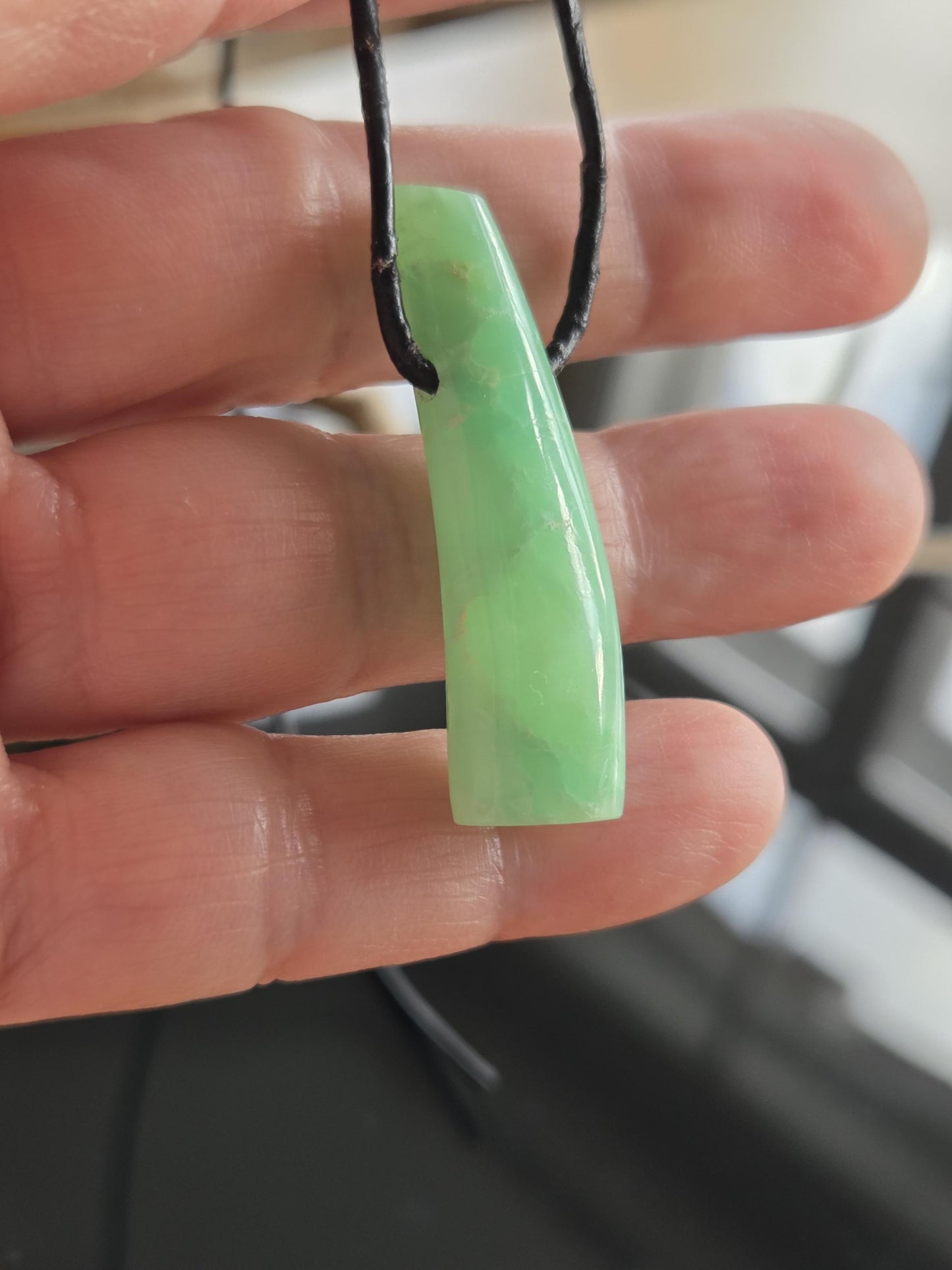 Außergewöhnlicher Chrysopras Anhänger, 40 x 12 x 10 mm, gebohrt, an verstellbarem Lederband