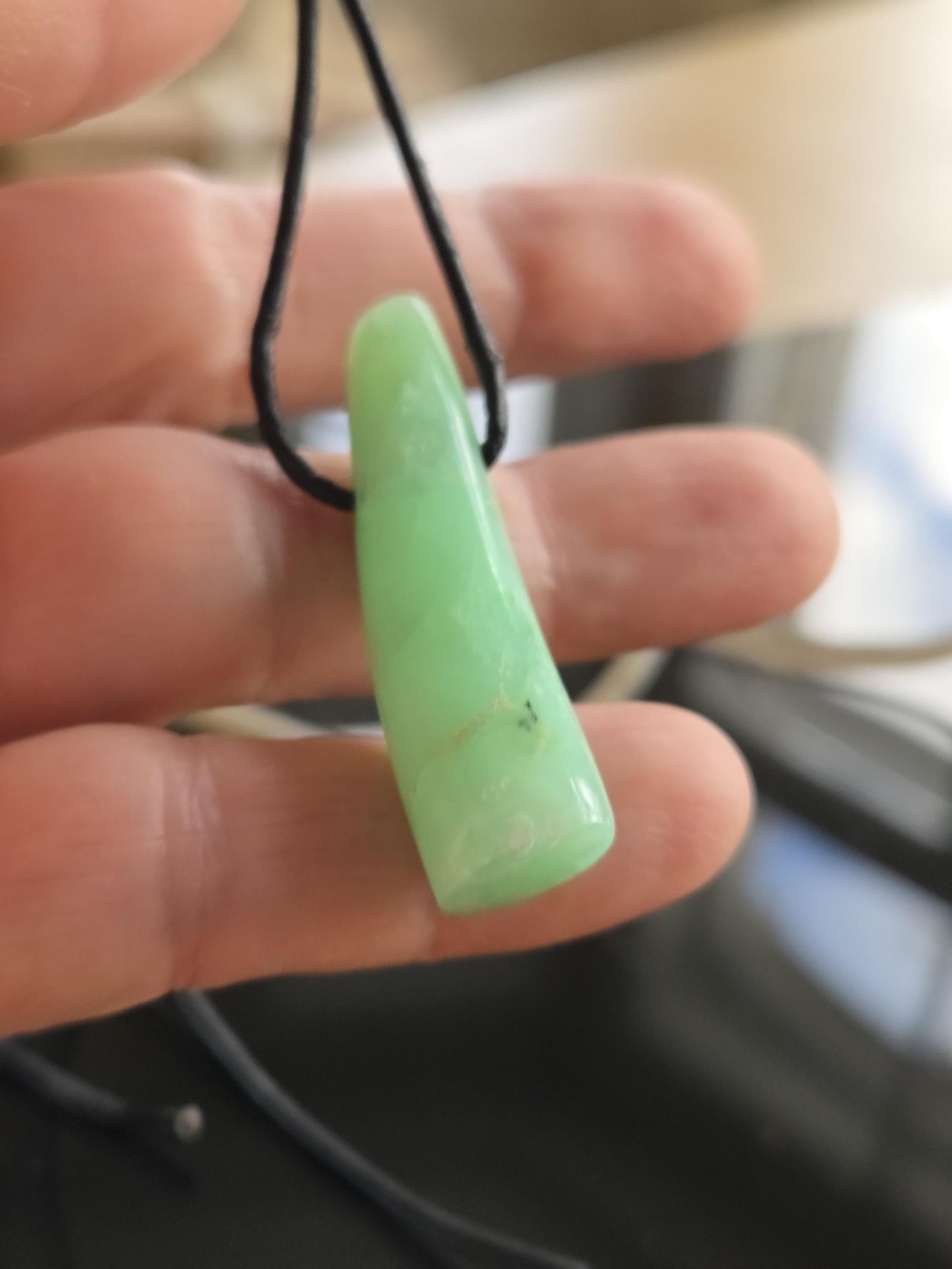 Außergewöhnlicher Chrysopras Anhänger, 40 x 12 x 10 mm, gebohrt, an verstellbarem Lederband