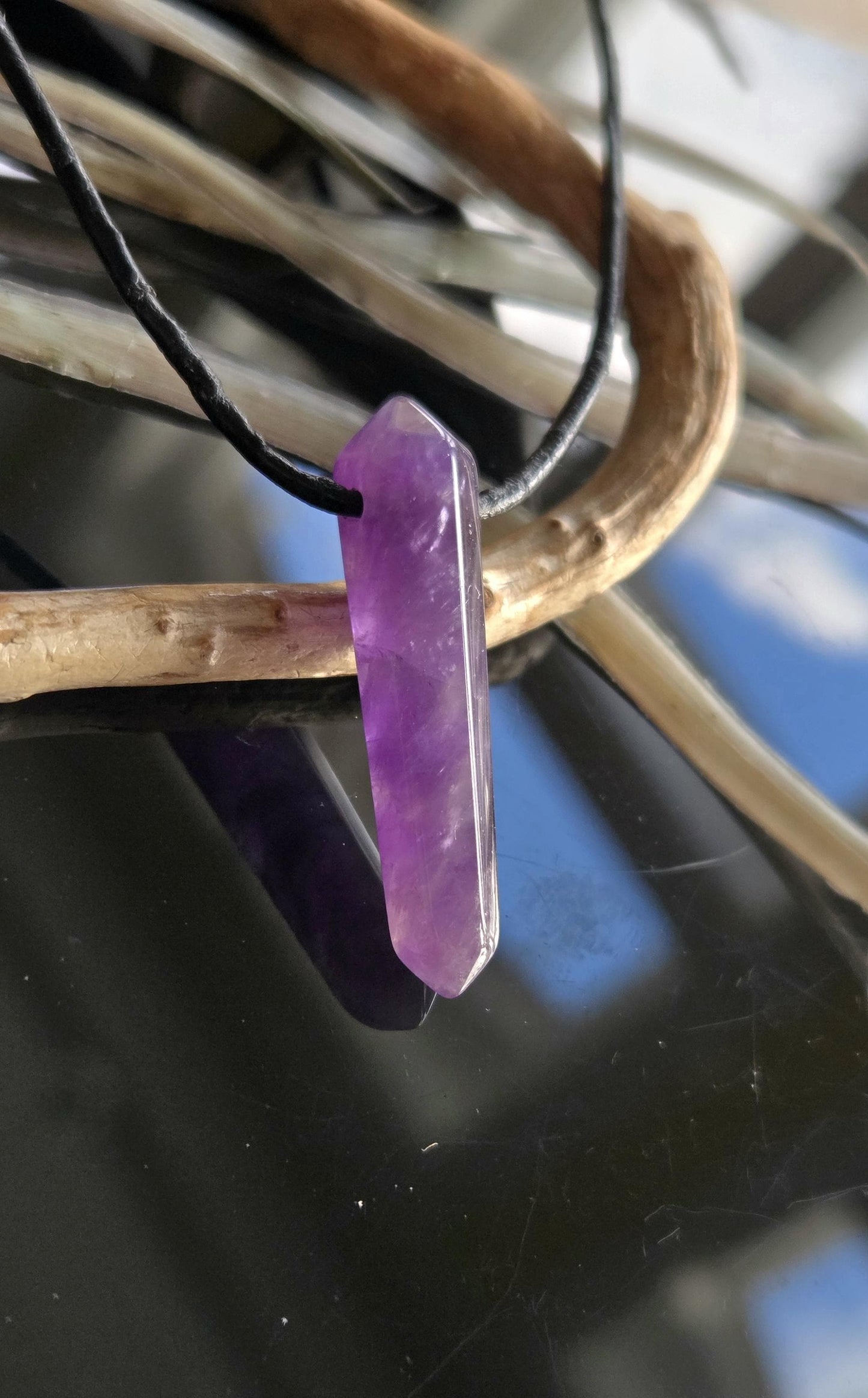 Amethyst Kristall Spitze Anhänger, 31 x 9 x 9 mm, gebohrt, an verstellbarem Lederband