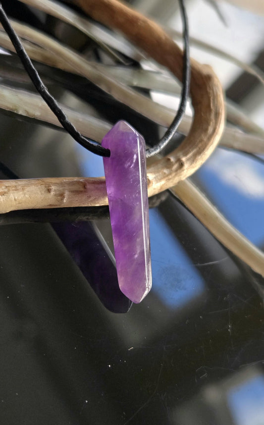 Amethyst Kristall Spitze Anhänger, 31 x 9 x 9 mm, gebohrt, an verstellbarem Lederband