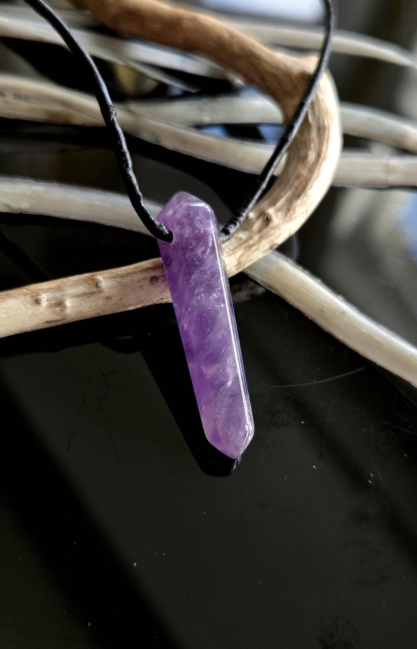Amethyst Kristall Spitze Anhänger, 31 x 9 x 9 mm, gebohrt, an verstellbarem Lederband