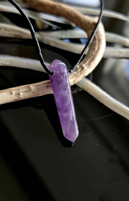 Amethyst Kristall Spitze Anhänger, 31 x 9 x 9 mm, gebohrt, an verstellbarem Lederband