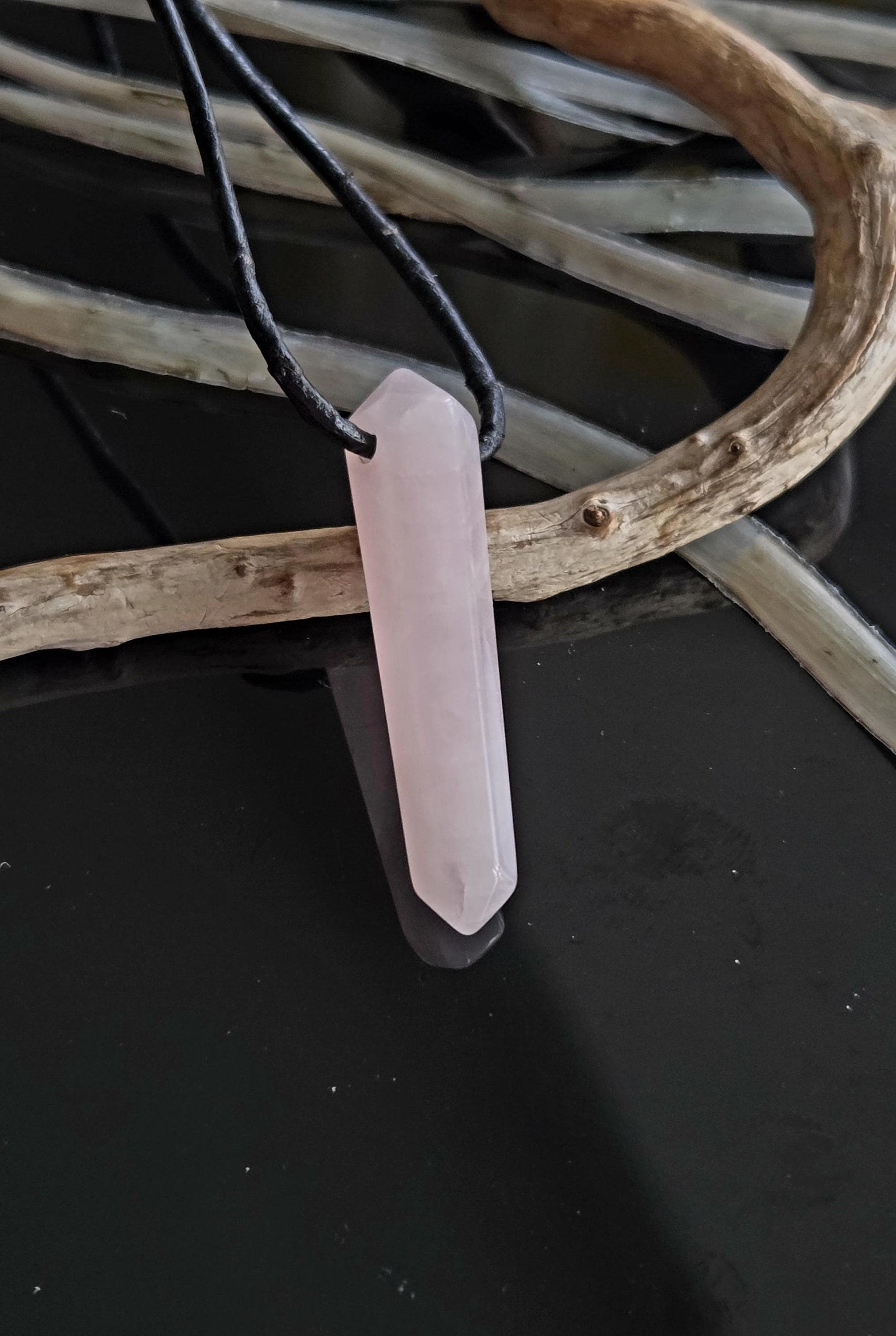 Rosenquarz Doppelspitze, Anhänger, Pendel, 38 x 8 x 8 mm, an verstellbarem Lederband