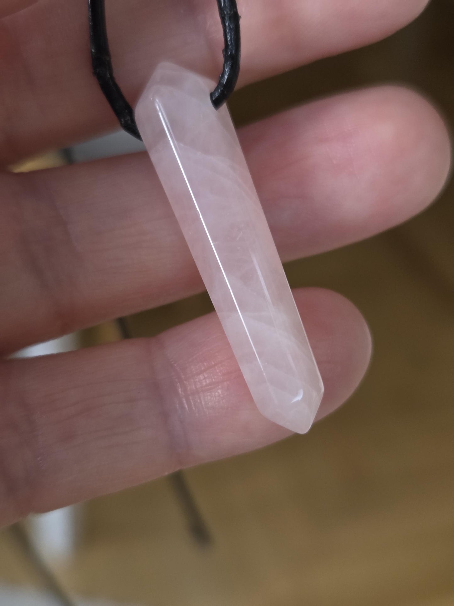 Rosenquarz Doppelspitze, Anhänger, Pendel, 38 x 8 x 8 mm, an verstellbarem Lederband