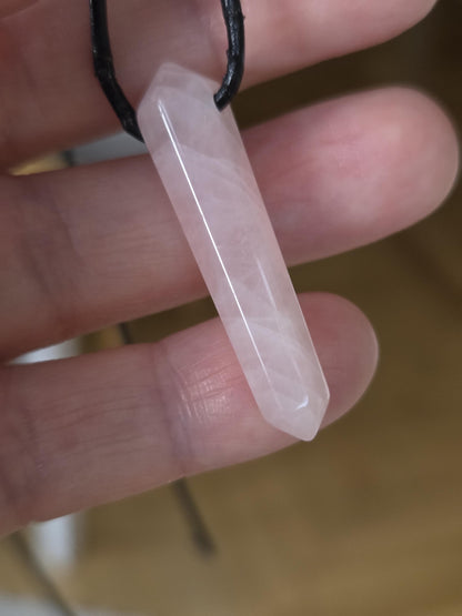 Rosenquarz Doppelspitze, Anhänger, Pendel, 38 x 8 x 8 mm, an verstellbarem Lederband