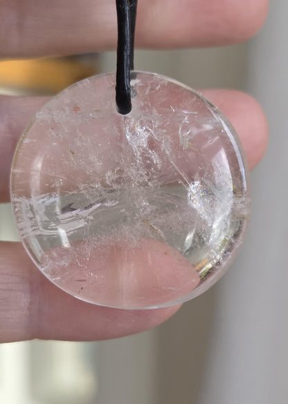 Toller, großer Bergkristall Phantamquarz Anhänger Scheibe, 33 x 33 x 9 mm, gebohrt, an verstellbarem Lederband, Mont Blanc