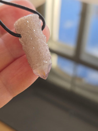 Spirit Quarz Kaktus Quarz Kristall Spitze Anhänger, 30 x 14 x 12 mm, gebohrt, an verstellbarem Lederband