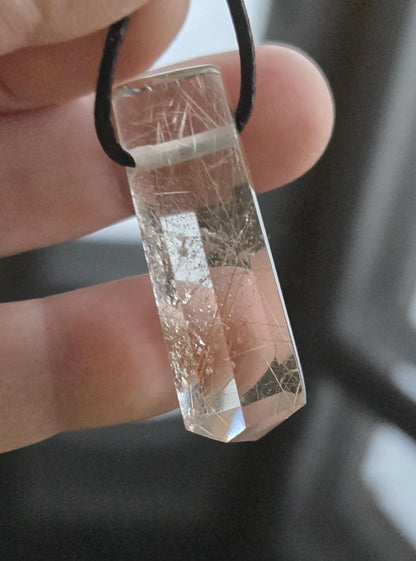 Wunderschön und selten Rauchquarz mit Rutil Kristall Spitze Goldrutilquarz Anhänger, 38 x 11 x 9 mm, gebohrt, an verstellbarem Lederband