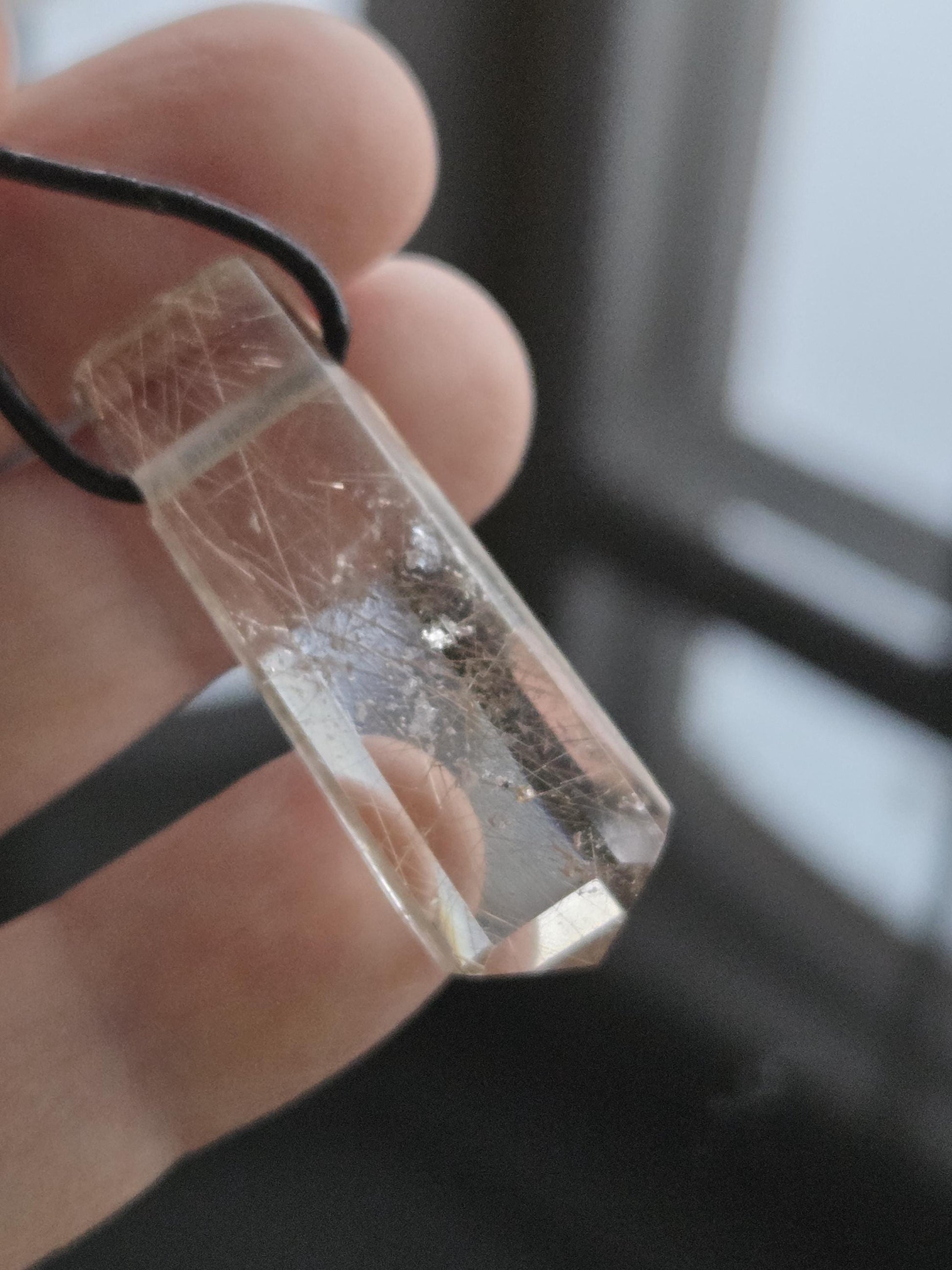 Wunderschön und selten Rauchquarz mit Rutil Kristall Spitze Goldrutilquarz Anhänger, 38 x 11 x 9 mm, gebohrt, an verstellbarem Lederband