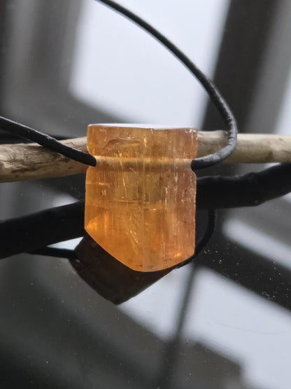 Großer feiner Imperial Topas Kaiser Topas Goldtopas Rohstein Anhänger, 23 x 17 x 14 mm, an verstellbarem Lederband, 7,75 g., 38,70 ct.