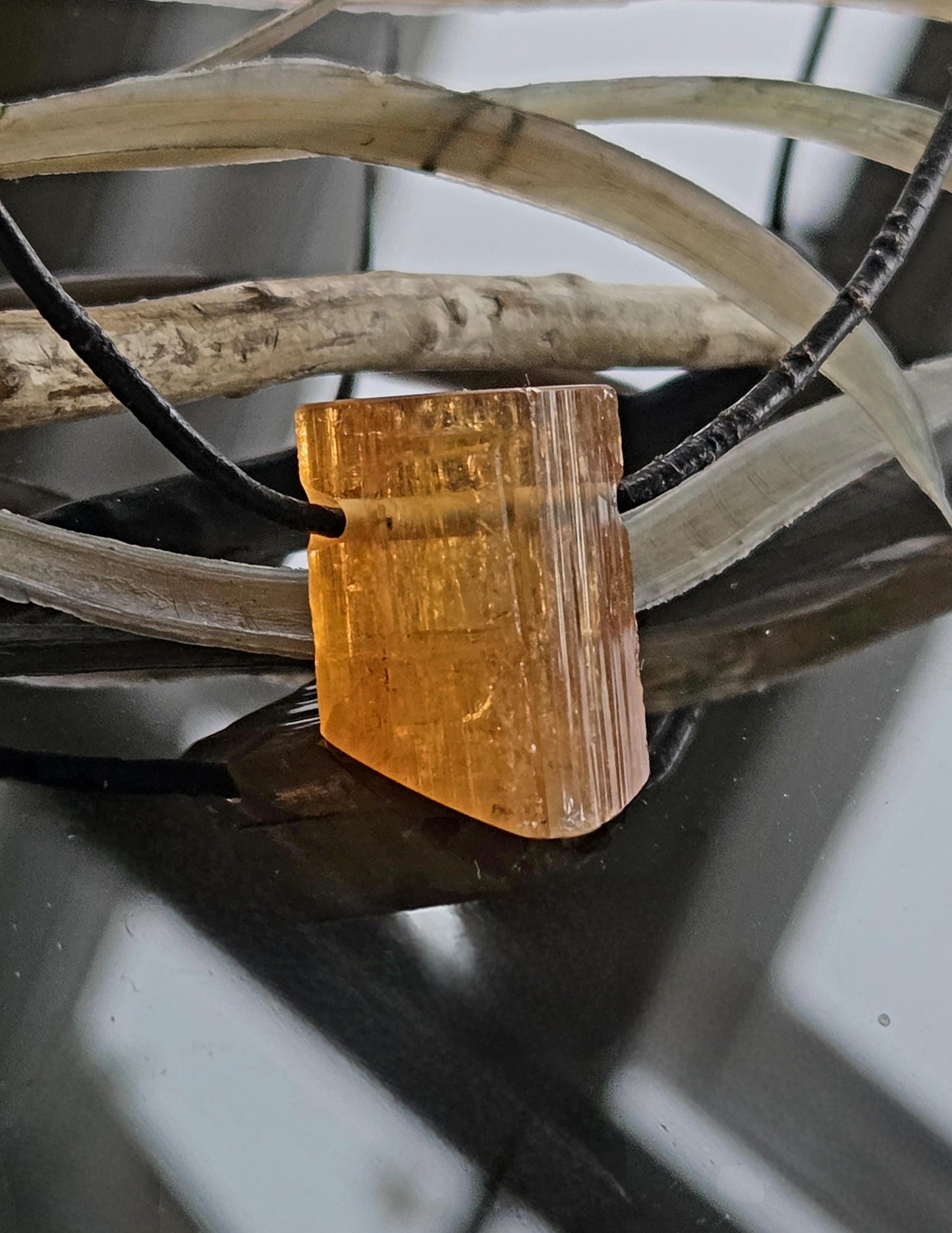 Großer feiner Imperial Topas Kaiser Topas Goldtopas Rohstein Anhänger, 23 x 17 x 14 mm, an verstellbarem Lederband, 7,75 g., 38,70 ct.