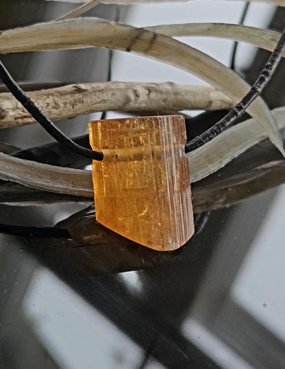 Großer feiner Imperial Topas Kaiser Topas Goldtopas Rohstein Anhänger, 23 x 17 x 14 mm, an verstellbarem Lederband, 7,75 g., 38,70 ct.