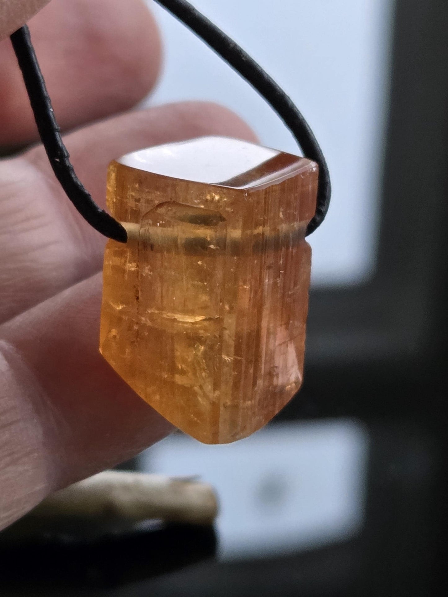 Großer feiner Imperial Topas Kaiser Topas Goldtopas Rohstein Anhänger, 23 x 17 x 14 mm, an verstellbarem Lederband, 7,75 g., 38,70 ct.