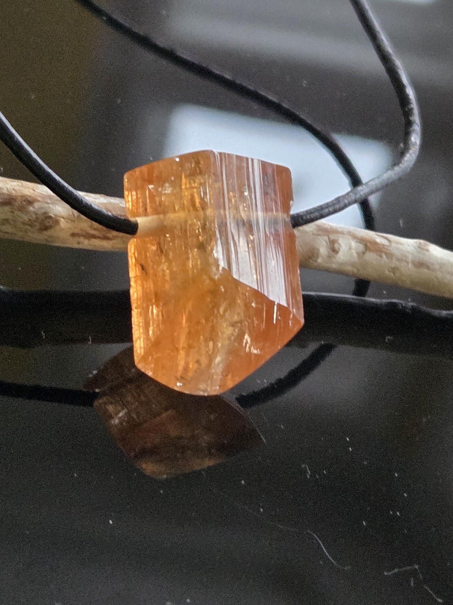 Großer feiner Imperial Topas Kaiser Topas Goldtopas Rohstein Anhänger, 23 x 17 x 14 mm, an verstellbarem Lederband, 7,75 g., 38,70 ct.