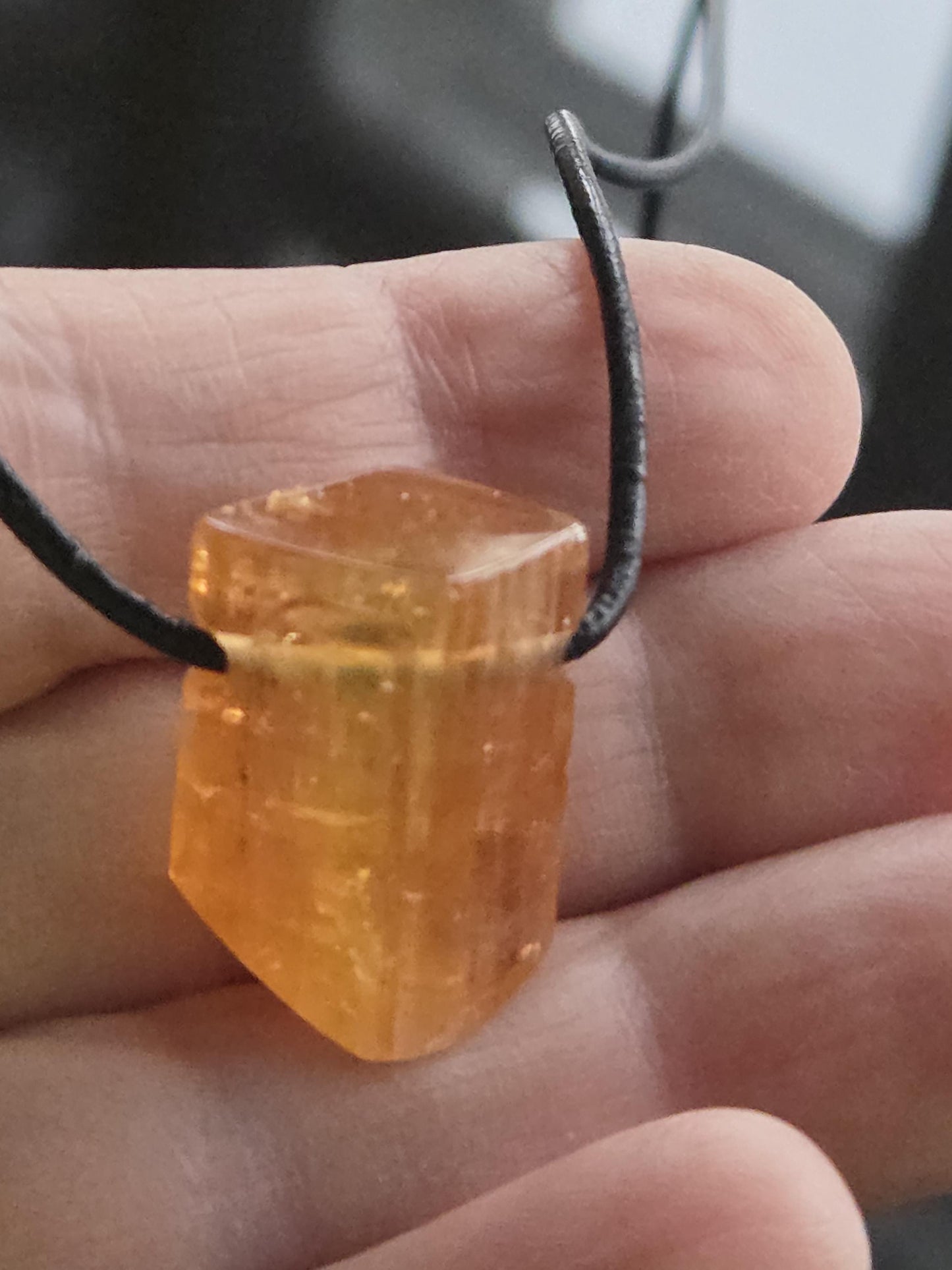 Großer feiner Imperial Topas Kaiser Topas Goldtopas Rohstein Anhänger, 23 x 17 x 14 mm, an verstellbarem Lederband, 7,75 g., 38,70 ct.