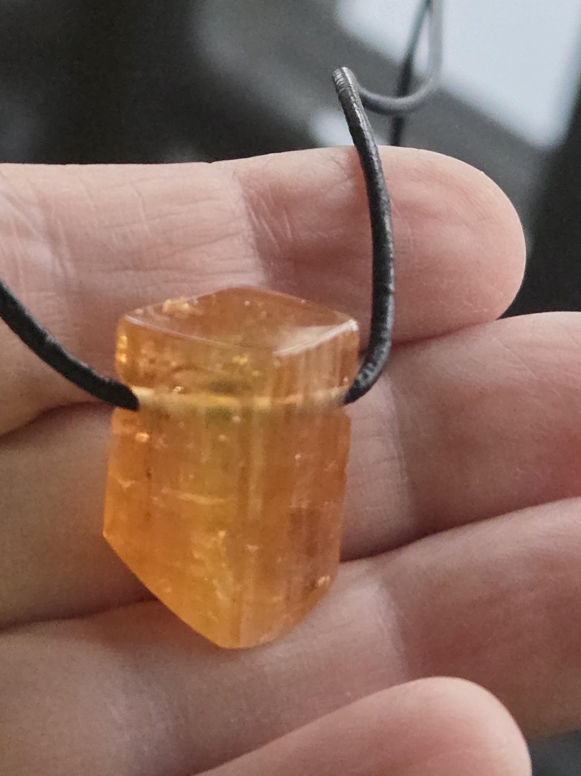 Großer feiner Imperial Topas Kaiser Topas Goldtopas Rohstein Anhänger, 23 x 17 x 14 mm, an verstellbarem Lederband, 7,75 g., 38,70 ct.