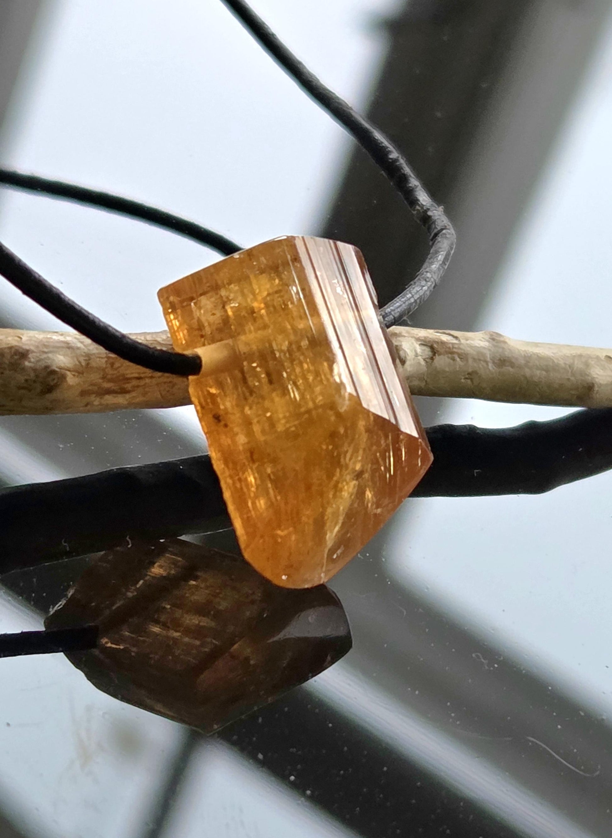 Großer feiner Imperial Topas Kaiser Topas Goldtopas Rohstein Anhänger, 23 x 17 x 14 mm, an verstellbarem Lederband, 7,75 g., 38,70 ct.