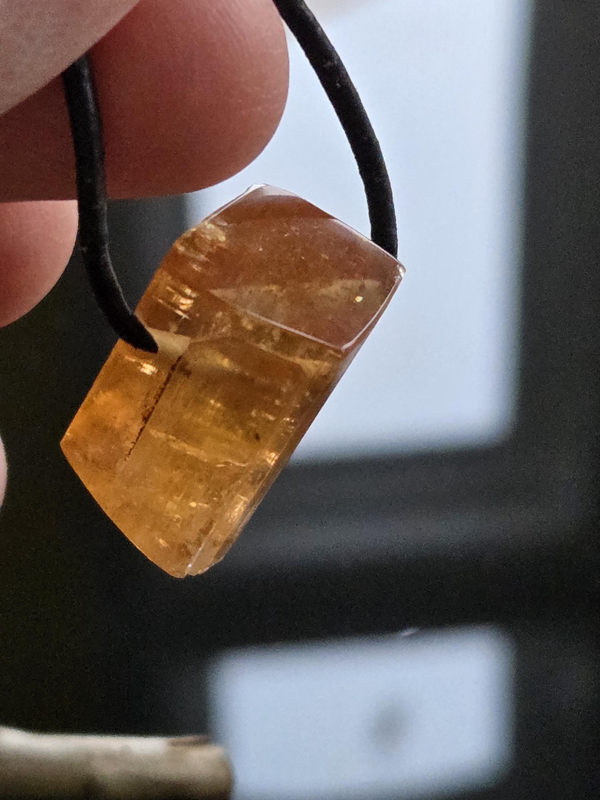 Großer feiner Imperial Topas Kaiser Topas Goldtopas Rohstein Anhänger, 23 x 17 x 14 mm, an verstellbarem Lederband, 7,75 g., 38,70 ct.