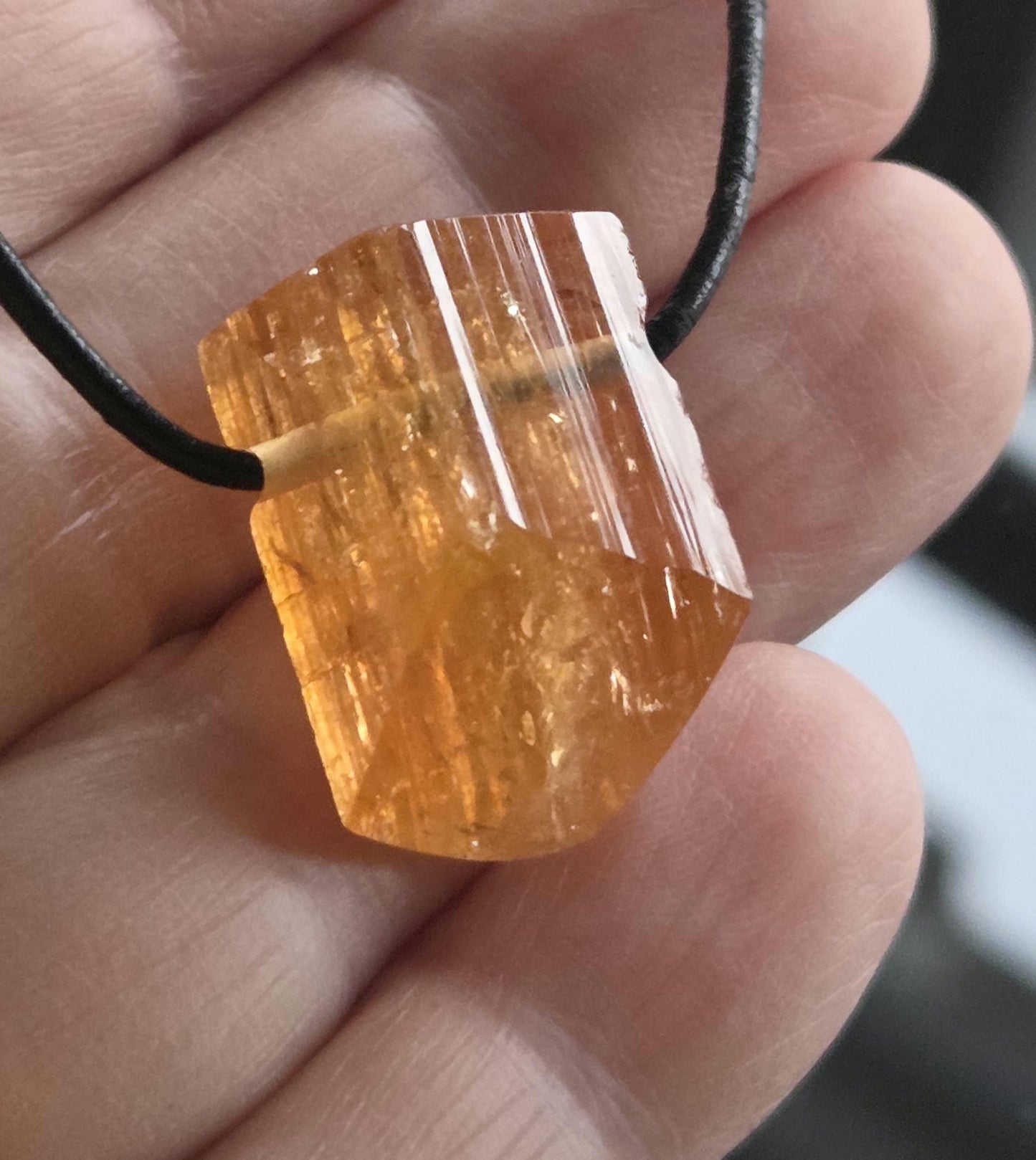 Großer feiner Imperial Topas Kaiser Topas Goldtopas Rohstein Anhänger, 23 x 17 x 14 mm, an verstellbarem Lederband, 7,75 g., 38,70 ct.