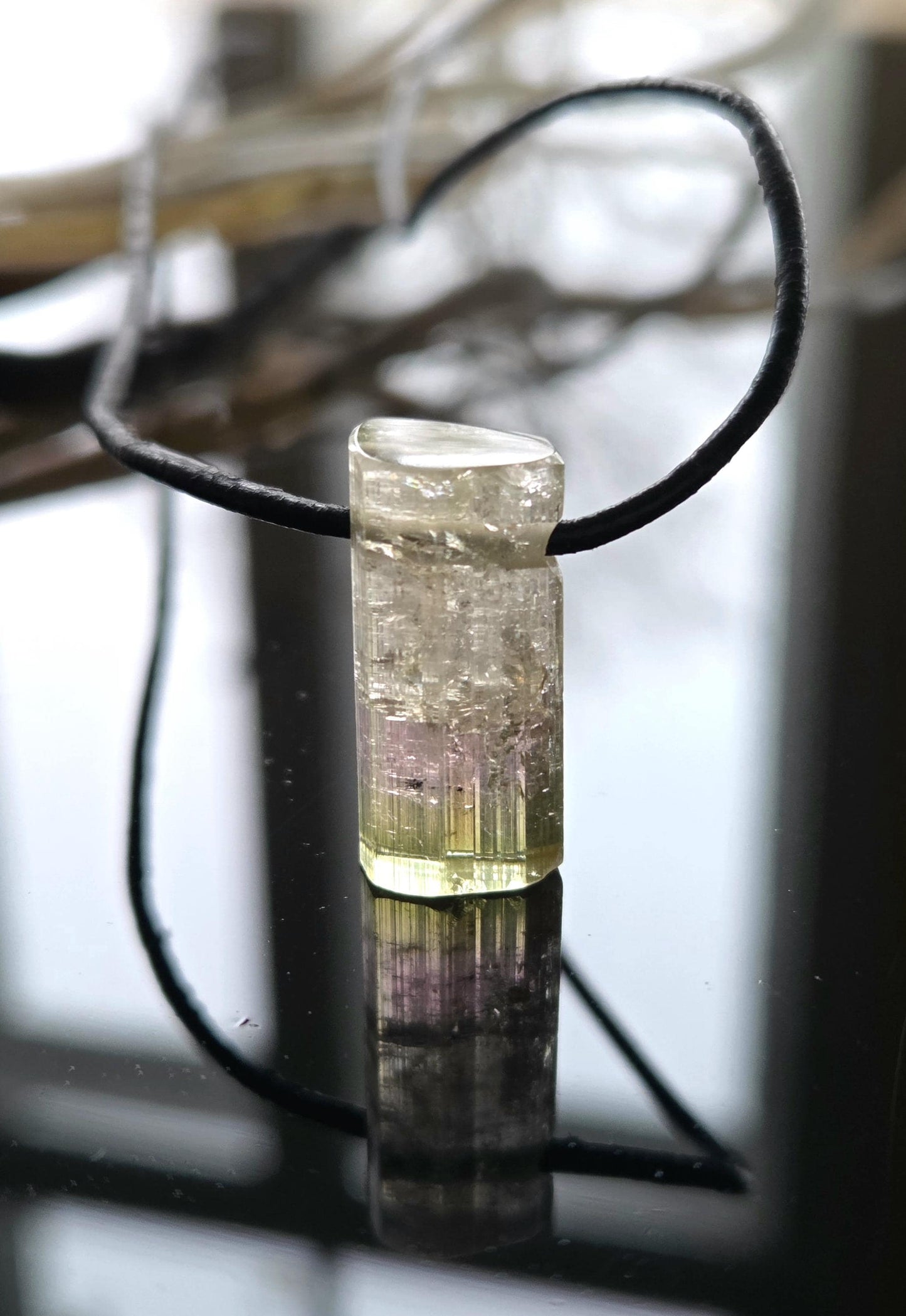 Turmalin tricolor rosa grün weiß Kristall Stäbchen Anhänger, 23 x 11 x 9 mm, gebohrt, an verstellbarem Lederband, 4,24 g.,22,20.ct.