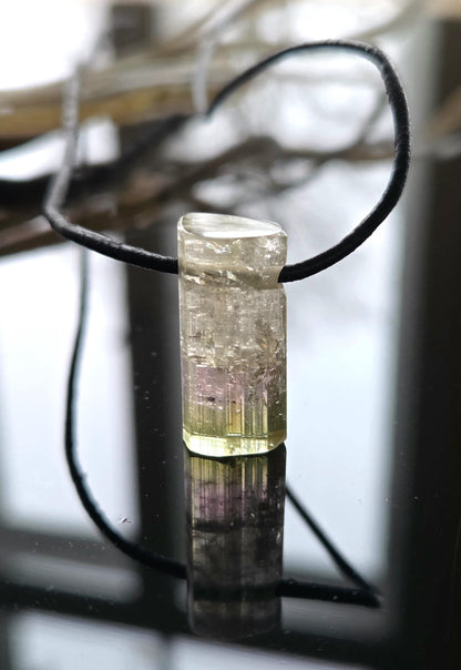 Turmalin tricolor rosa grün weiß Kristall Stäbchen Anhänger, 23 x 11 x 9 mm, gebohrt, an verstellbarem Lederband, 4,24 g.,22,20.ct.