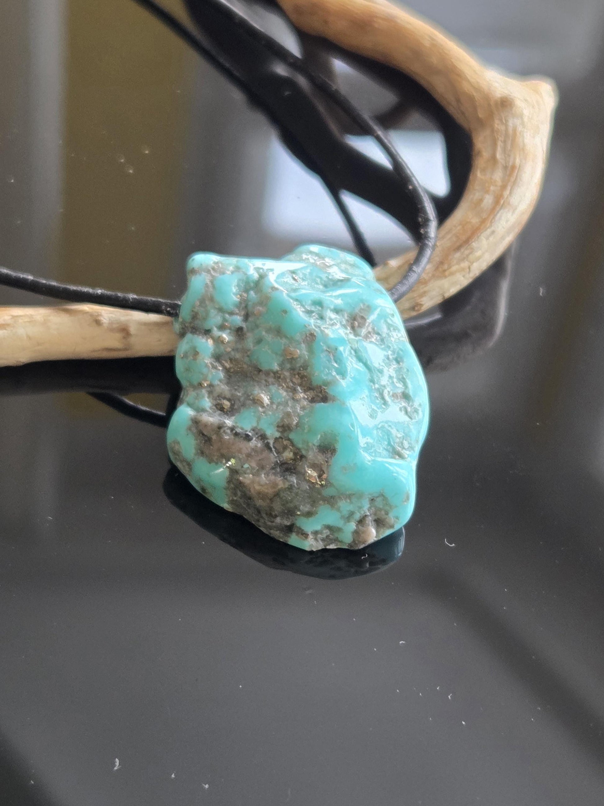 Wundervoller großer Türkis Anhänger, 35 x 27 x 12 mm, gebohrt, an verstellbarem Lederband