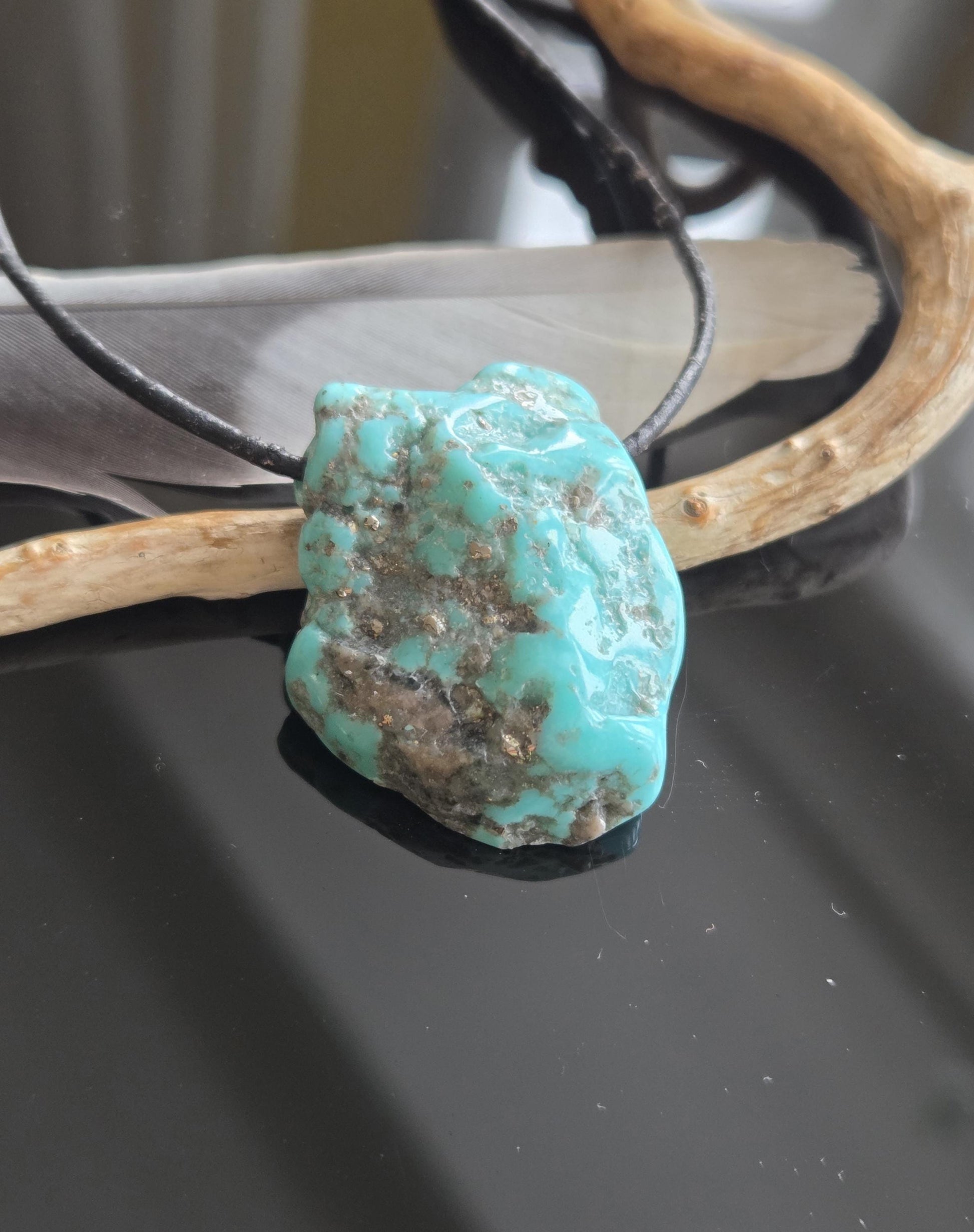 Wundervoller großer Türkis Anhänger, 35 x 27 x 12 mm, gebohrt, an verstellbarem Lederband