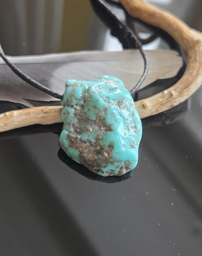 Wundervoller großer Türkis Anhänger, 35 x 27 x 12 mm, gebohrt, an verstellbarem Lederband