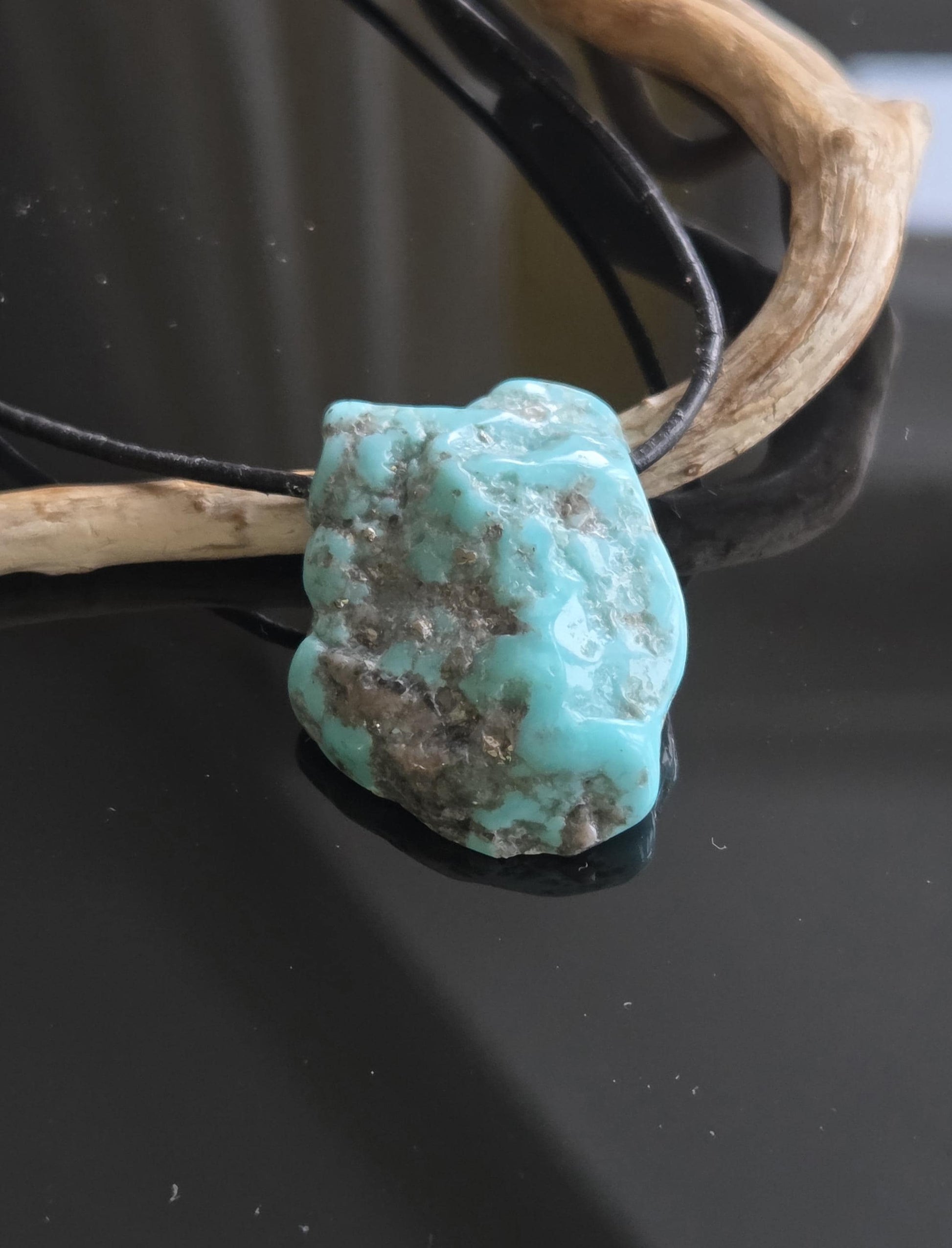 Wundervoller großer Türkis Anhänger, 35 x 27 x 12 mm, gebohrt, an verstellbarem Lederband