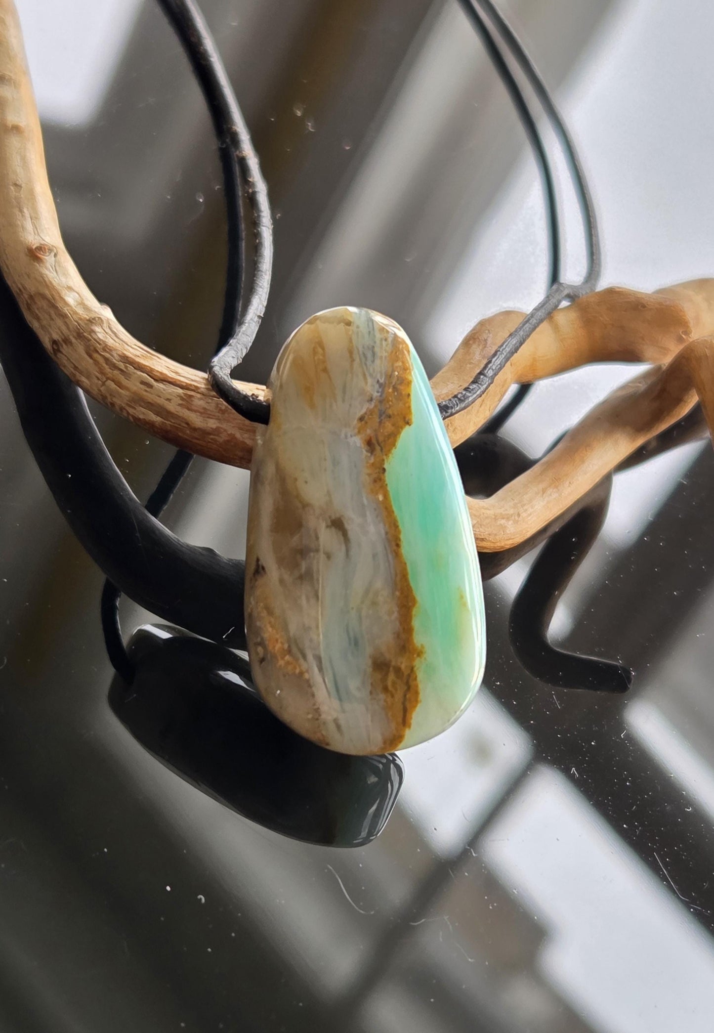 Andenopal blau grün, Chrysopal blau grün türkis Anhänger, 36 x 20 x 11 mm, gebohrt, an verstellbarem Lederband