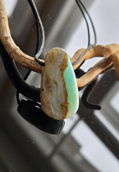 Andenopal blau grün, Chrysopal blau grün türkis Anhänger, 36 x 20 x 11 mm, gebohrt, an verstellbarem Lederband