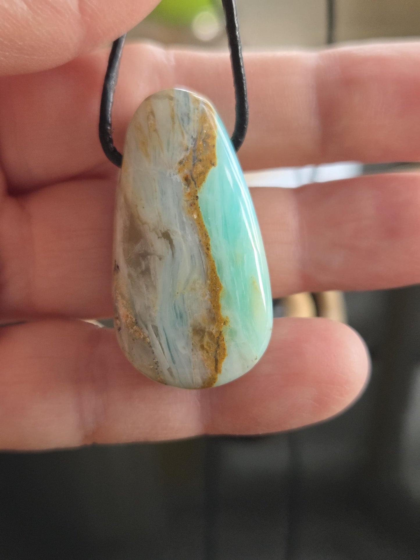 Andenopal blau grün, Chrysopal blau grün türkis Anhänger, 36 x 20 x 11 mm, gebohrt, an verstellbarem Lederband