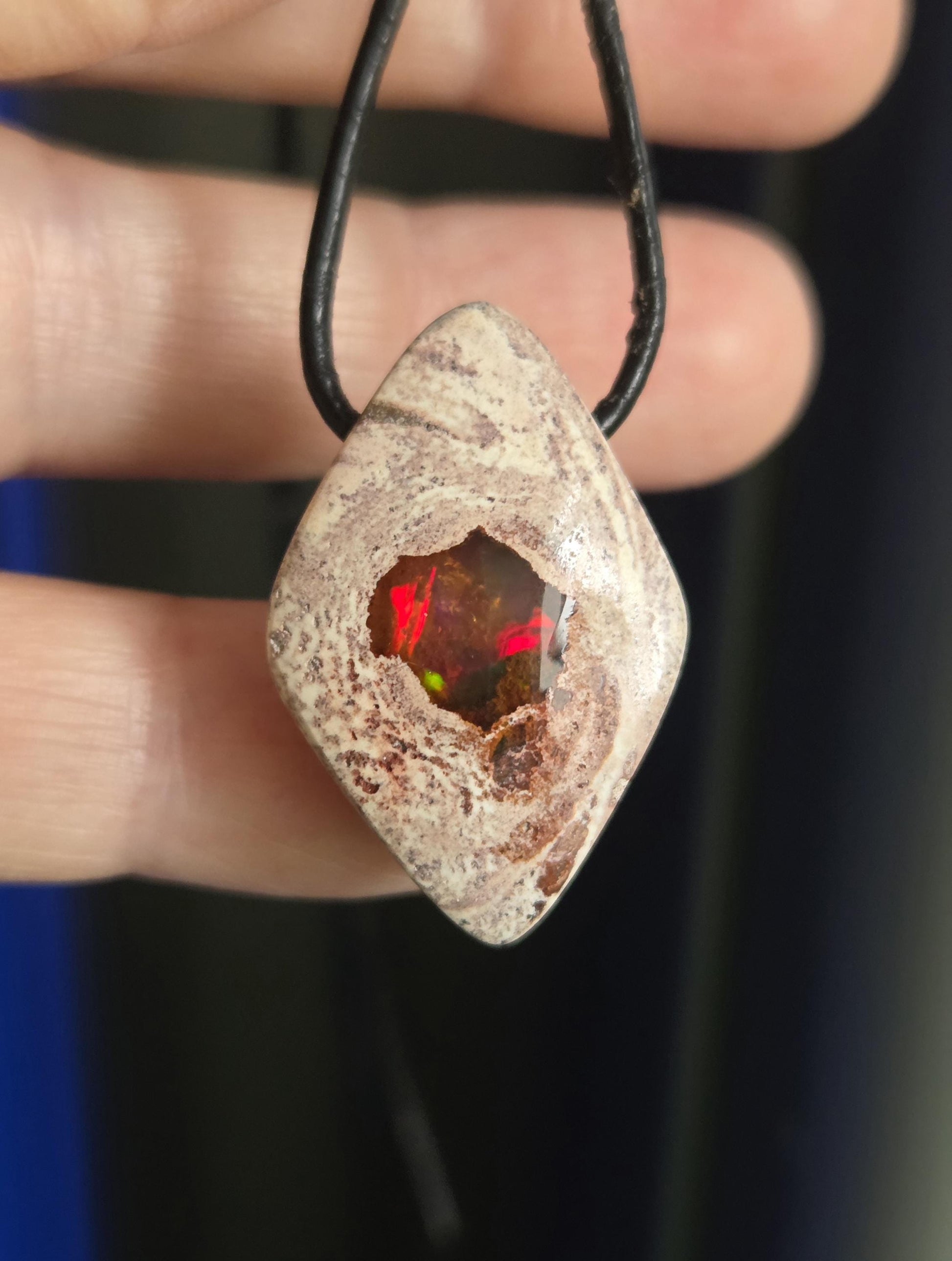 Atemberaubender multicolor mexikanischer Feueropal Anhänger, 30 x 20 x 8 mm, gebohrt, an verstellbarem Lederband