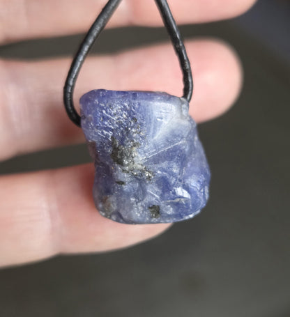 Magischer seltener Tansanit, Tanzanit Rohstein Anhänger Kristall , 23 x 20 x 14 mm, gebohrt an verstellbarem Lederband